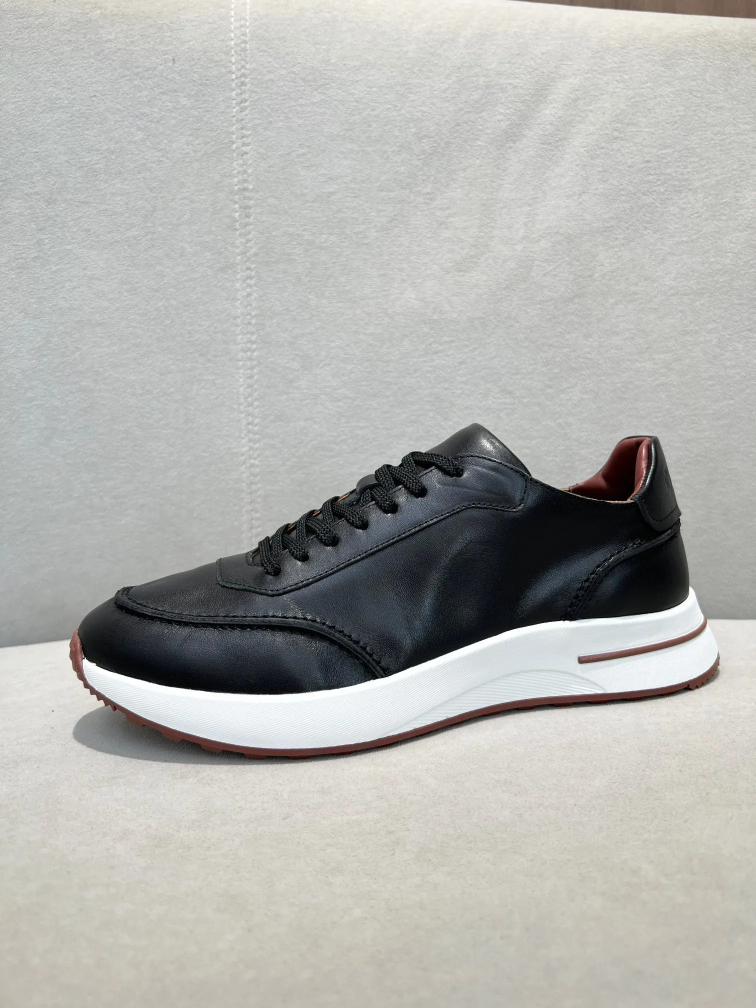 Men's Men's Shoes 💰620 👑Loro Piana* Purchase the original 1:1 copy. Founded the existing Loro Piana company on April 24, 1924. It is now the sixth generation of family business, providing high-quality products to customers who are discerning about taste and quality. Imported calfskin fabrics. The interior is made of imported A-grade water-dyed cow lining. 💝 Focus on top quality, pay for what you pay, and compare the inner details. Original authentic packaging. Code number: 39-45